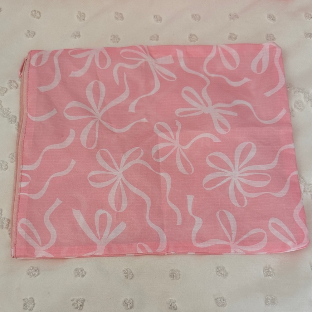 Pink Bow Duffle Bag with ‘A’ monogram - Picture 2 of 5